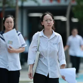 Podcast bản tin tối 1-7: Dư luận than đề khó, Bộ GD-ĐT nói gì?; Vạt đồi sạt xuống Quốc lộ 4D, chia cắt đường lên Sa Pa