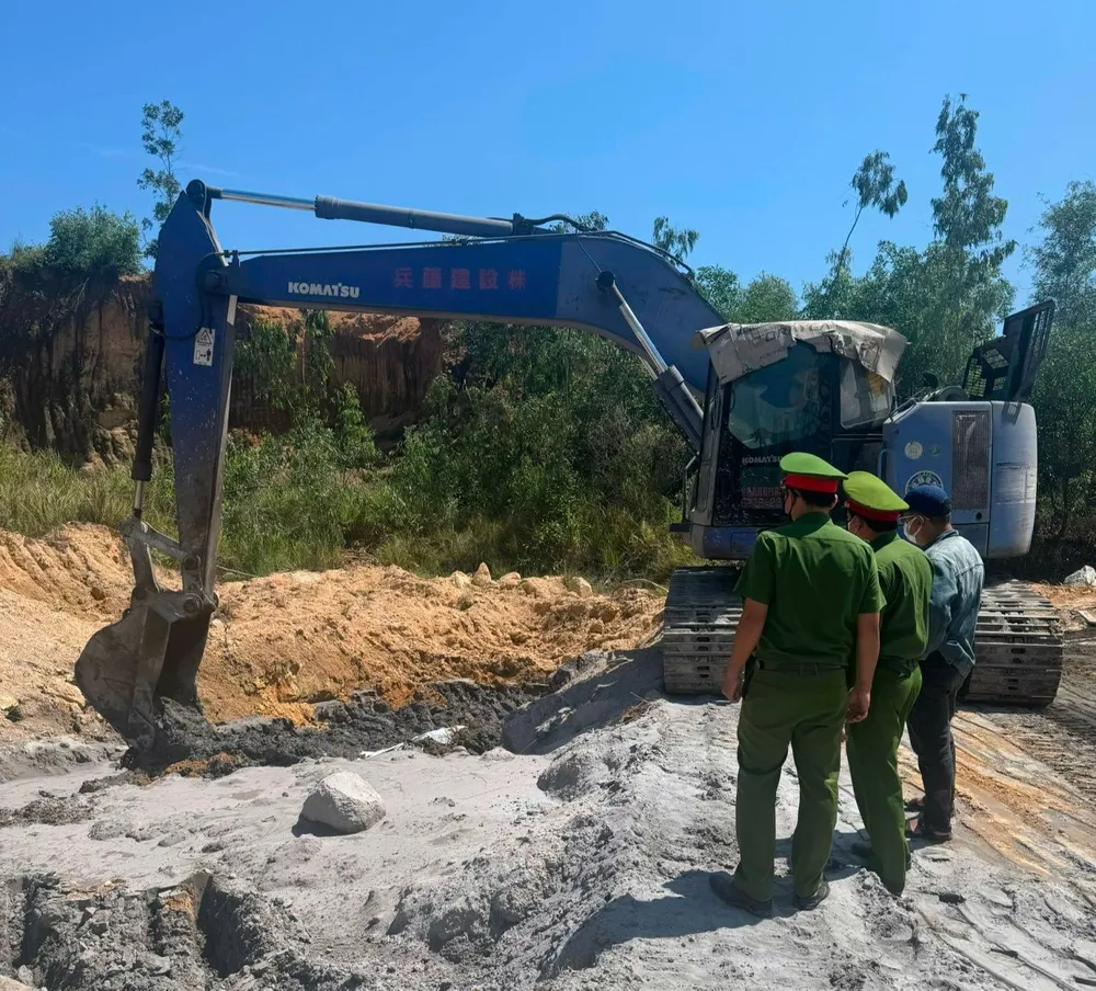 Công an tỉnh Quảng Ngãi phát hiện doanh nghiệp đổ, chôn lấp chất thải rắn ra môi trường trái quy định cong an.jpg