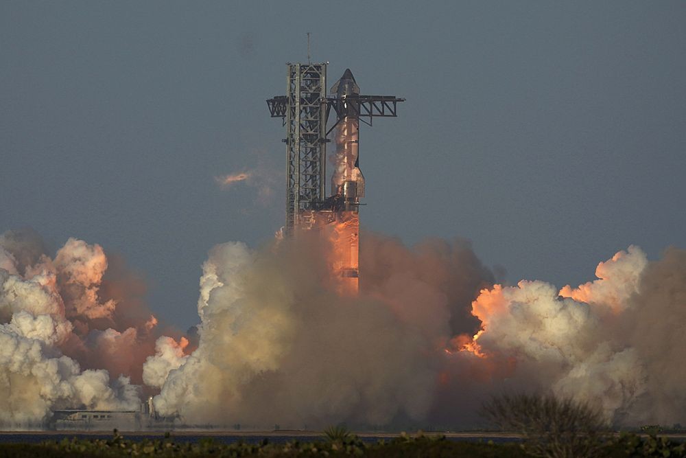 当地时间2025年3月6日,美国得克萨斯州博卡奇卡的SpaceX发射基地,SpaceX的重型运载火箭“星舰”在第八次测试飞行中成功发射。(图:互联网)