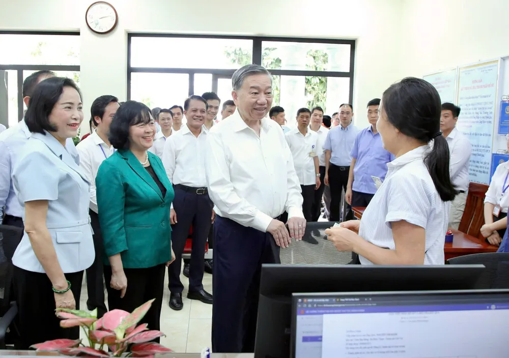 Tổng Bí thư Tô Lâm thăm hỏi, động viên cán bộ, công chức xã Phúc Thịnh. Ảnh: VIẾT CHUNG z6760937677567_52c7d94b3bc1c77f2981753274a28b8b.jpg